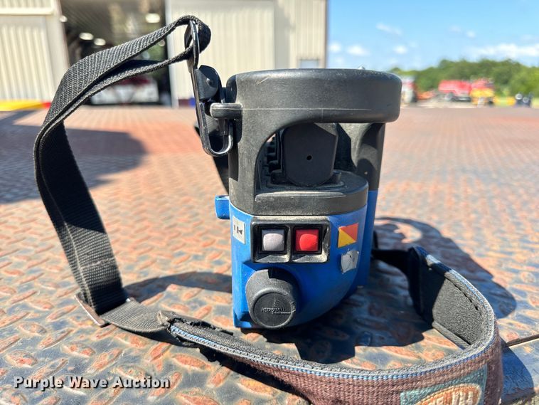 image for item OF9938 2005 International  7600  crane truck