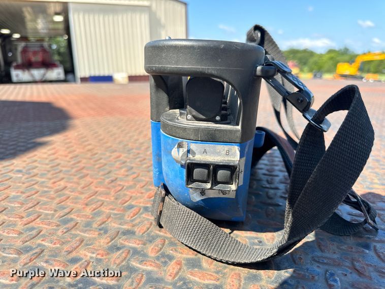 image for item OF9938 2005 International  7600  crane truck