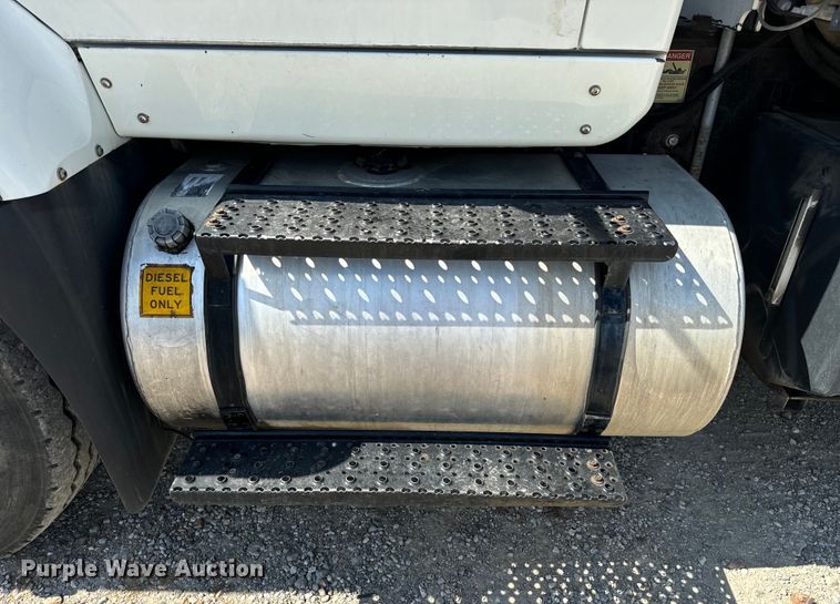 image for item OF9938 2005 International  7600  crane truck