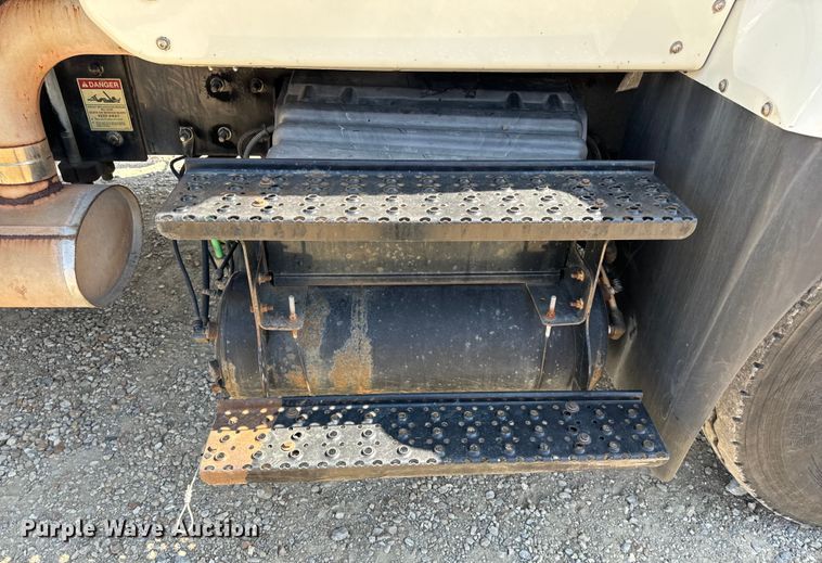 image for item OF9938 2005 International  7600  crane truck