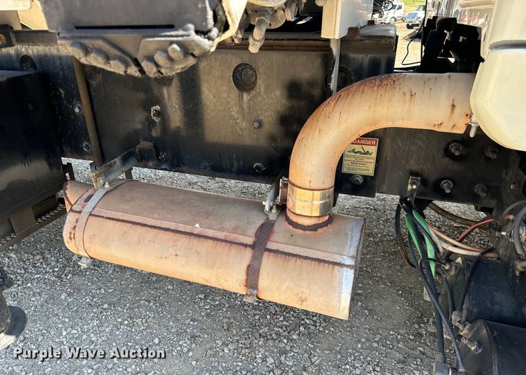 image for item OF9938 2005 International  7600  crane truck