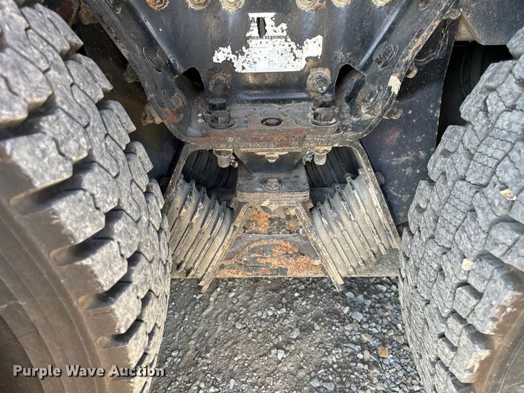 image for item OF9938 2005 International  7600  crane truck