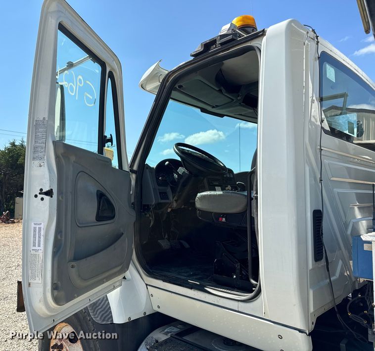 image for item OF9938 2005 International  7600  crane truck