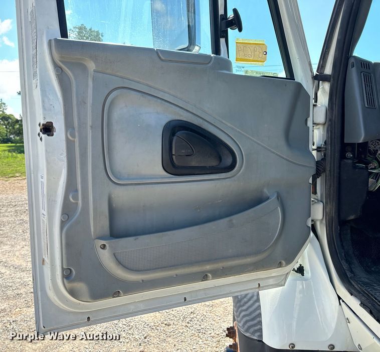 image for item OF9938 2005 International  7600  crane truck