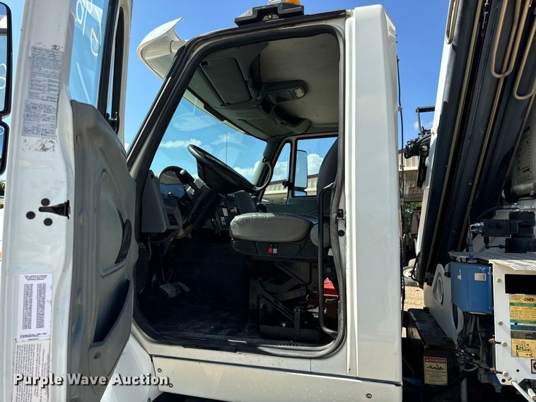 image for item OF9938 2005 International  7600  crane truck