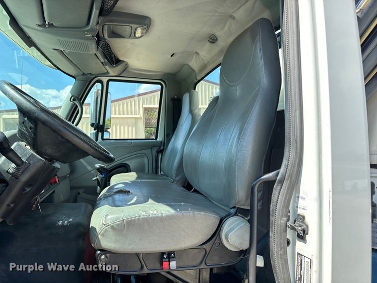 image for item OF9938 2005 International  7600  crane truck