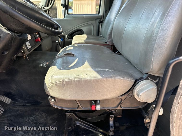 image for item OF9938 2005 International  7600  crane truck