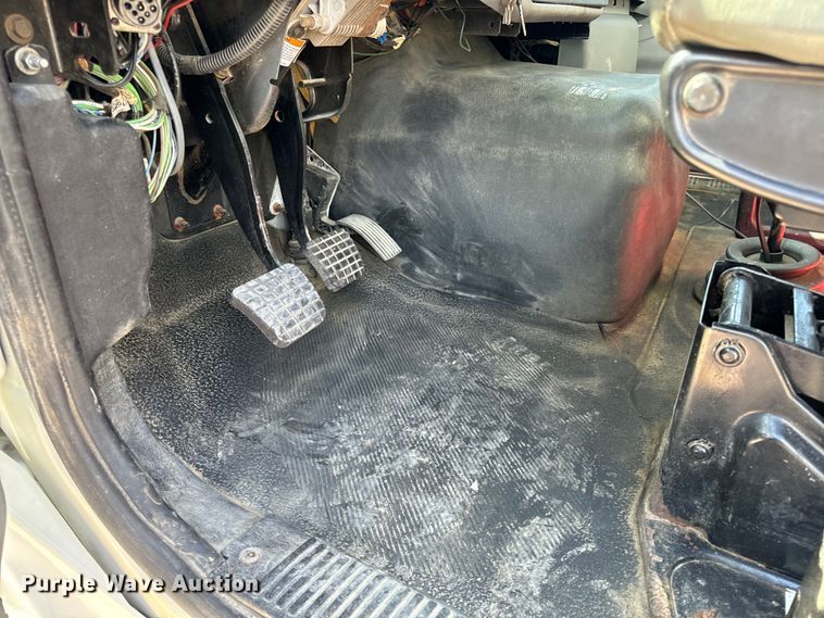 image for item OF9938 2005 International  7600  crane truck