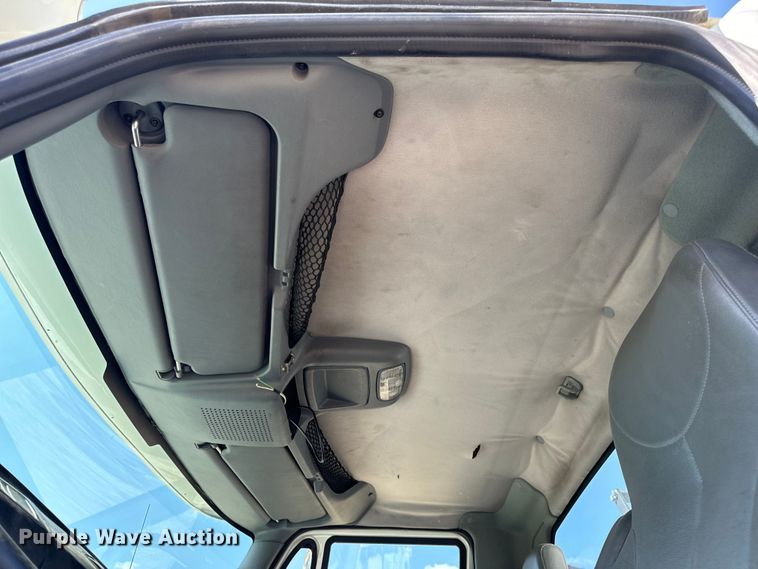 image for item OF9938 2005 International  7600  crane truck