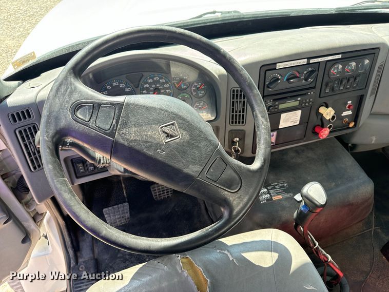 image for item OF9938 2005 International  7600  crane truck