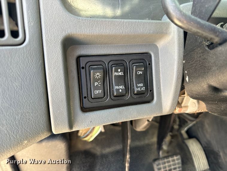 image for item OF9938 2005 International  7600  crane truck