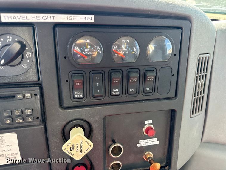 image for item OF9938 2005 International  7600  crane truck