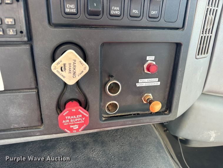 image for item OF9938 2005 International  7600  crane truck