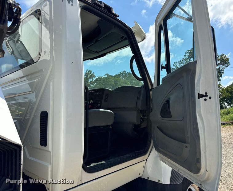 image for item OF9938 2005 International  7600  crane truck