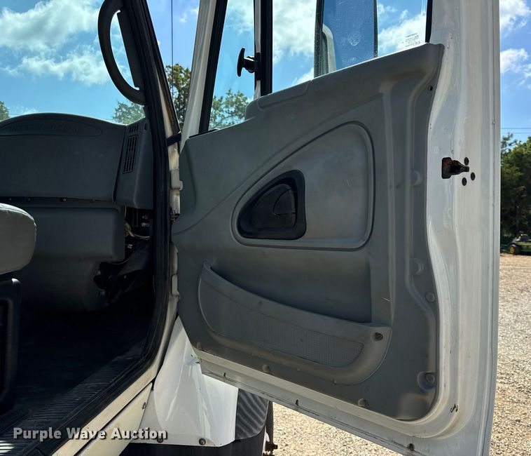 image for item OF9938 2005 International  7600  crane truck