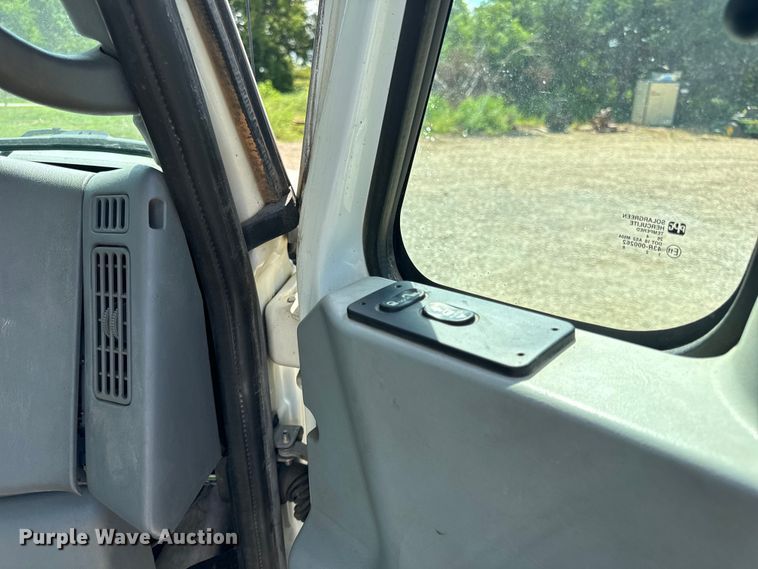 image for item OF9938 2005 International  7600  crane truck