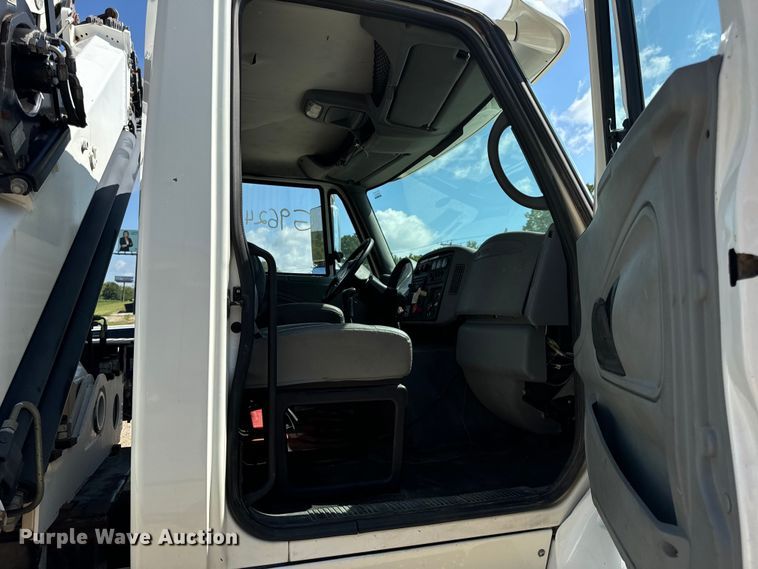 image for item OF9938 2005 International  7600  crane truck