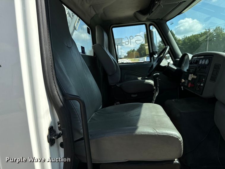 image for item OF9938 2005 International  7600  crane truck