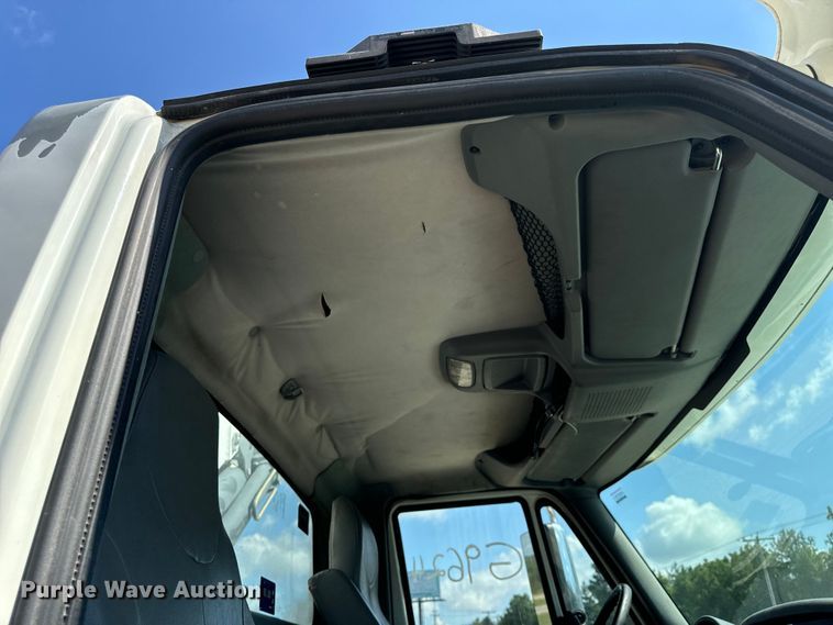 image for item OF9938 2005 International  7600  crane truck