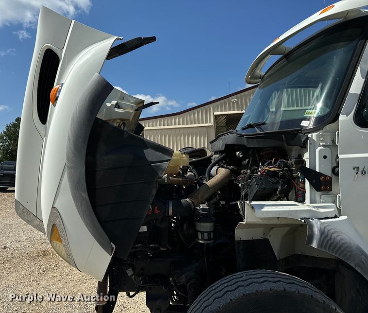 image for item OF9938 2005 International  7600  crane truck