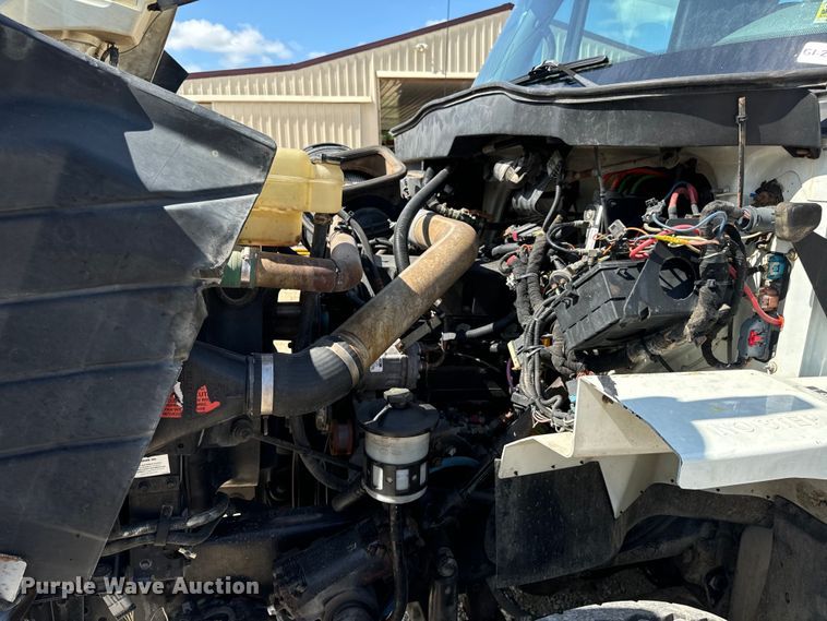 image for item OF9938 2005 International  7600  crane truck