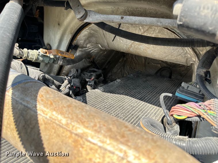 image for item OF9938 2005 International  7600  crane truck