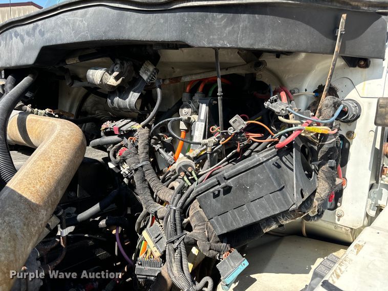 image for item OF9938 2005 International  7600  crane truck