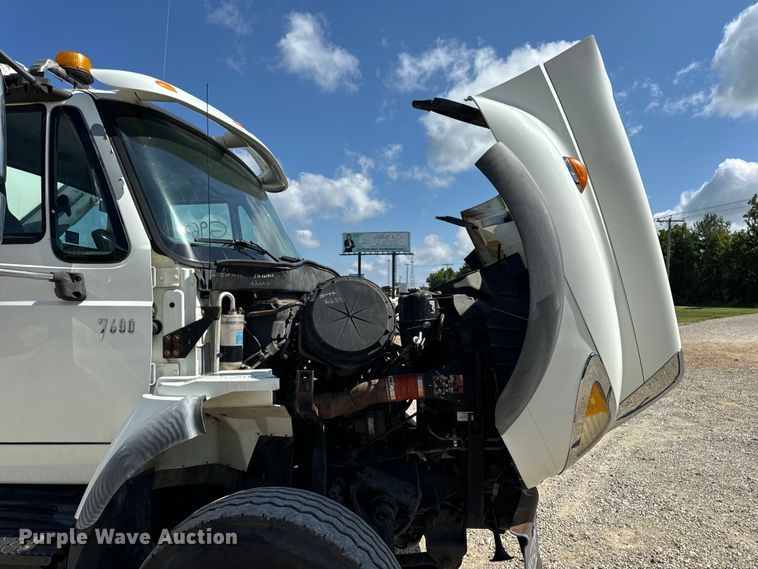 image for item OF9938 2005 International  7600  crane truck