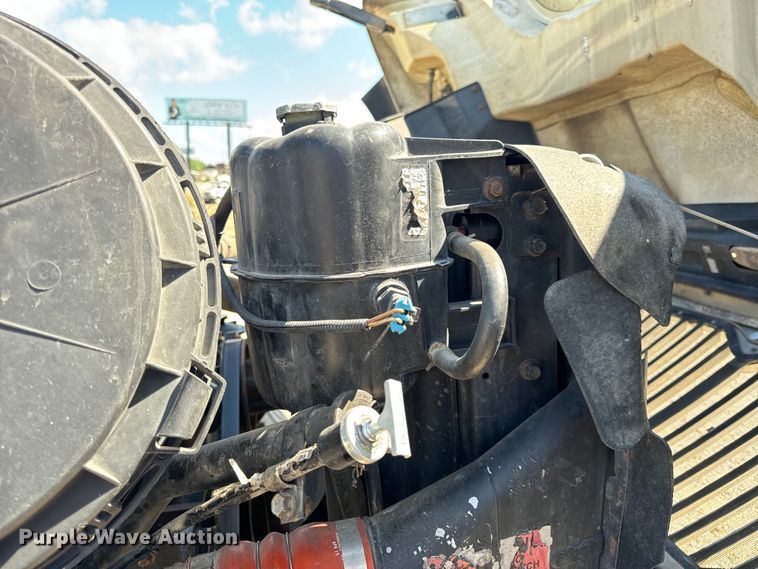 image for item OF9938 2005 International  7600  crane truck