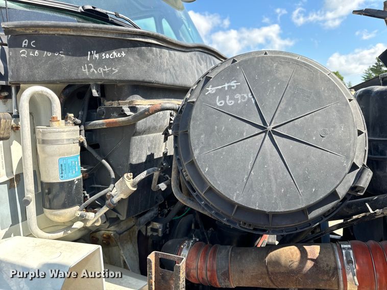 image for item OF9938 2005 International  7600  crane truck