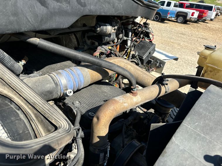 image for item OF9938 2005 International  7600  crane truck