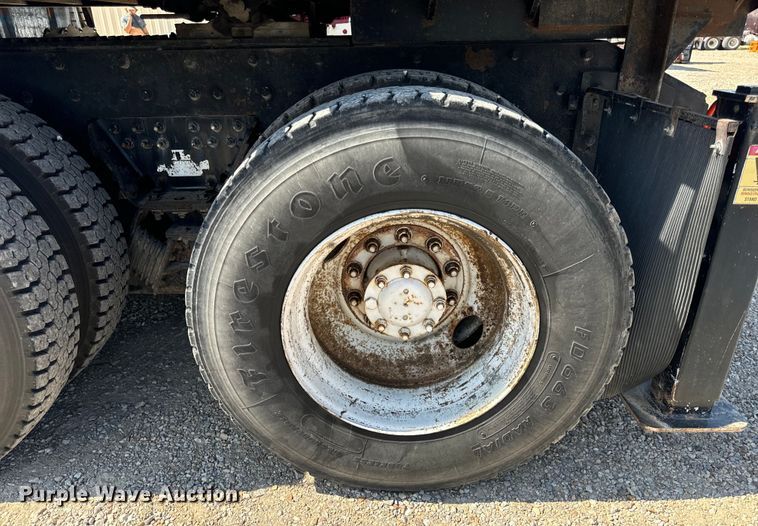 image for item OF9938 2005 International  7600  crane truck