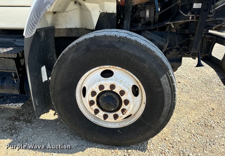 image for item OF9938 2005 International  7600  crane truck