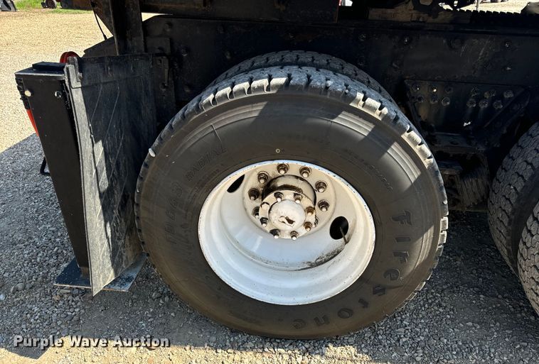 image for item OF9938 2005 International  7600  crane truck