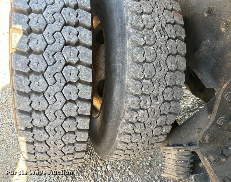 image for item OF9938 2005 International  7600  crane truck