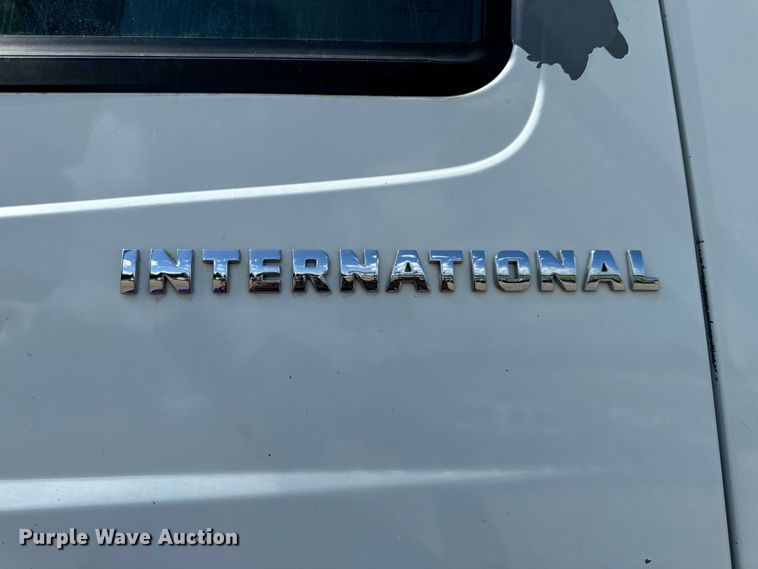 image for item OF9938 2005 International  7600  crane truck