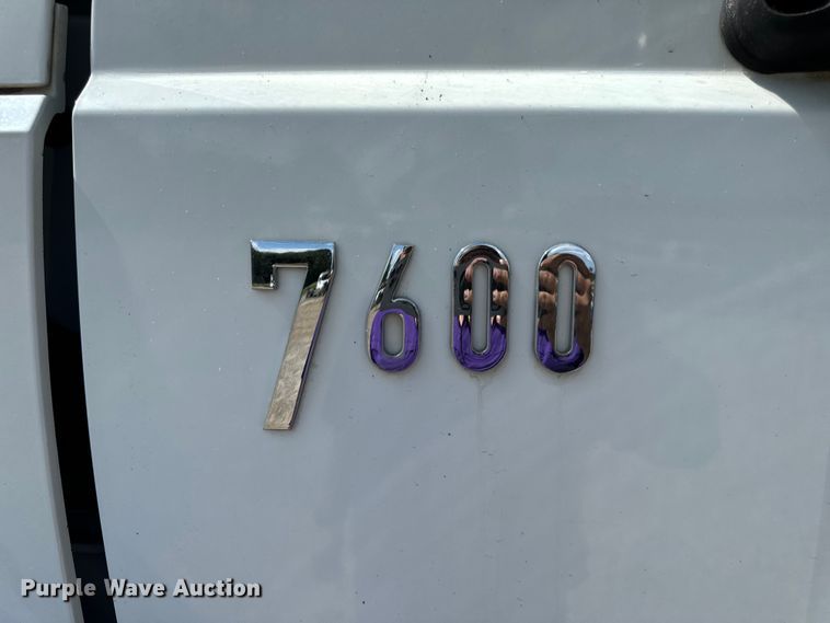 image for item OF9938 2005 International  7600  crane truck