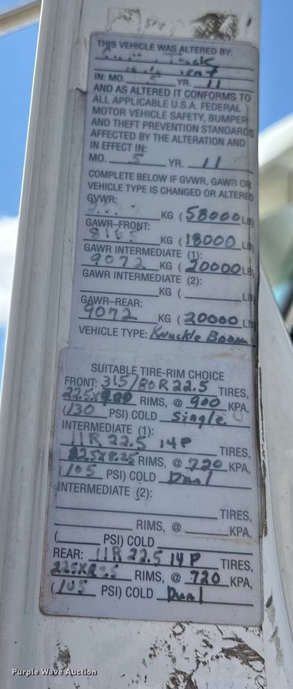 image for item OF9938 2005 International  7600  crane truck