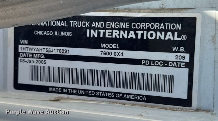 image for item OF9938 2005 International  7600  crane truck