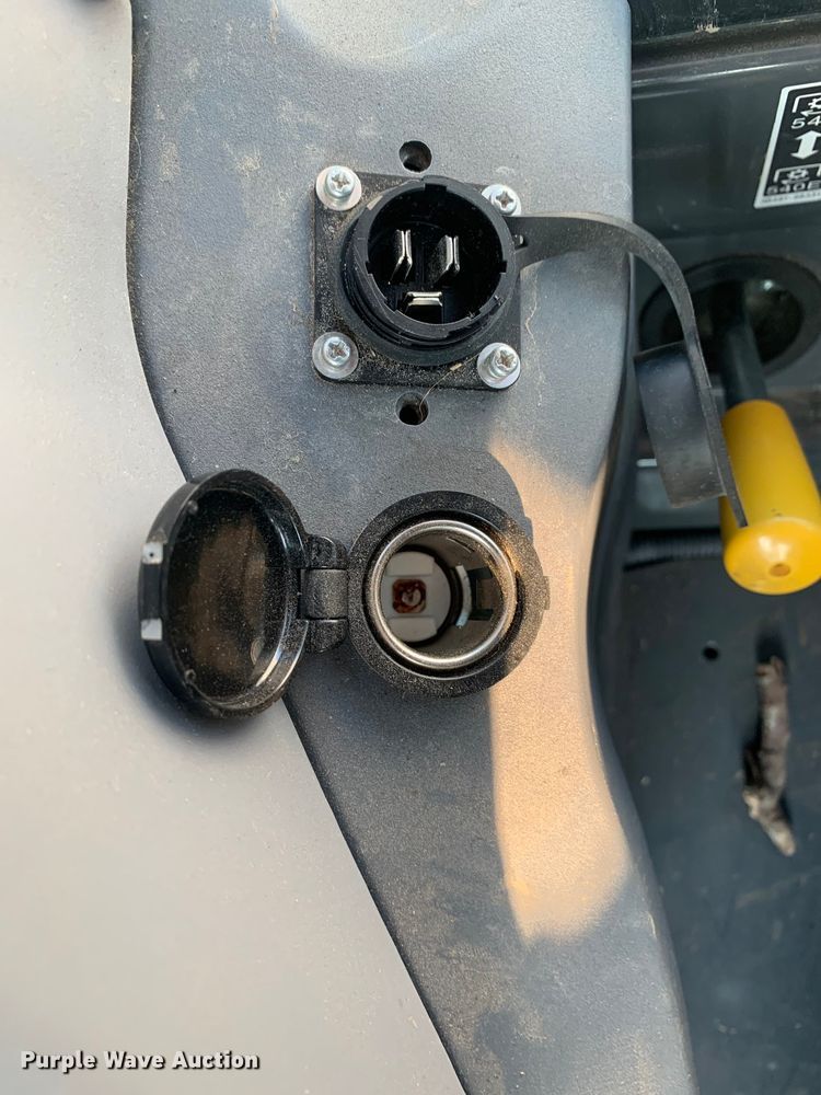 image for item DM7949 2019 Kubota  M4-071D MFWD tractor