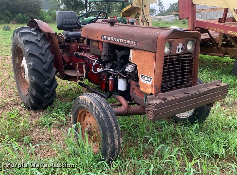 image for item DM7976 1965 International 424 tractor