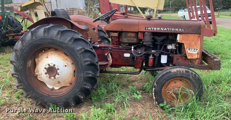 image for item DM7976 1965 International 424 tractor