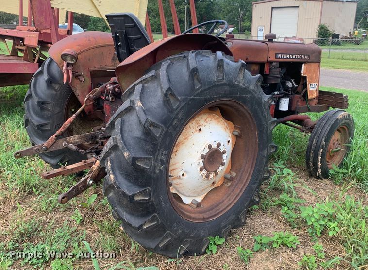 image for item DM7976 1965 International 424 tractor