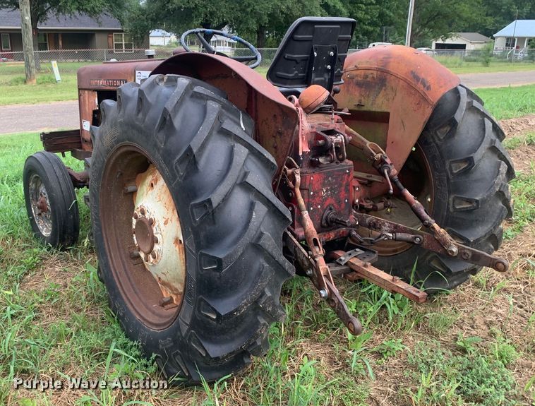 image for item DM7976 1965 International 424 tractor