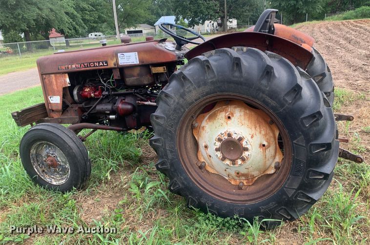 image for item DM7976 1965 International 424 tractor