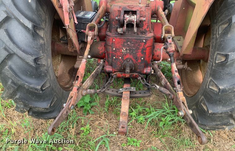image for item DM7976 1965 International 424 tractor