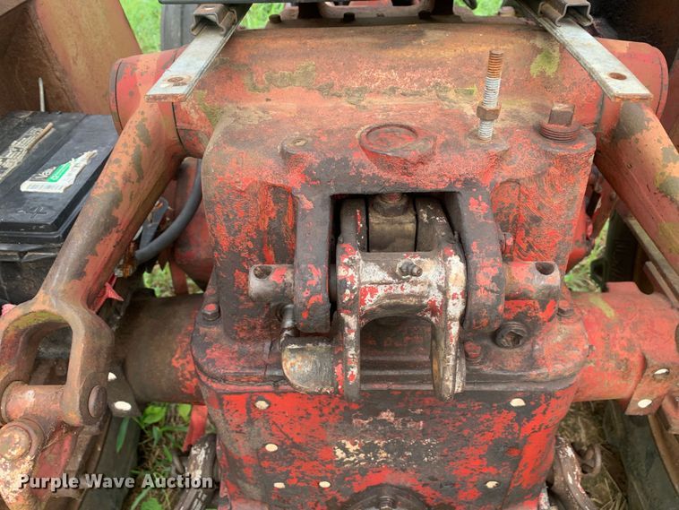 image for item DM7976 1965 International 424 tractor