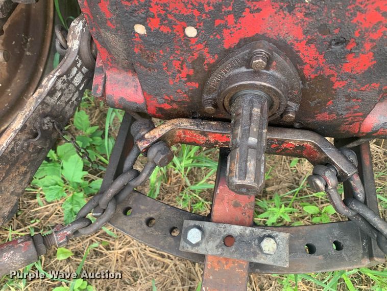 image for item DM7976 1965 International 424 tractor