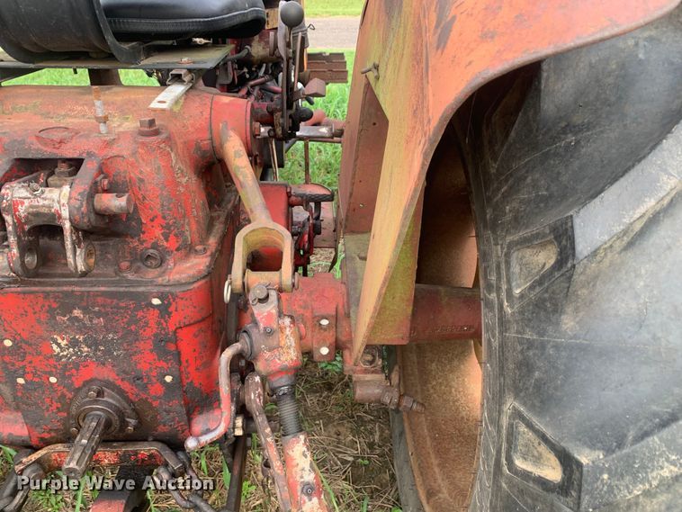 image for item DM7976 1965 International 424 tractor