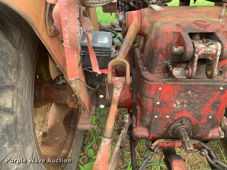 image for item DM7976 1965 International 424 tractor